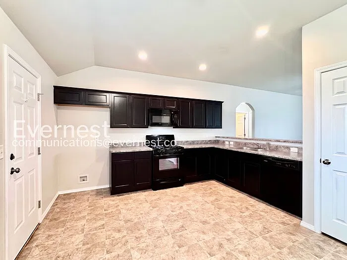 3 bed, 2.0 bath, 1434 sqft, $1,849 — Photo 4