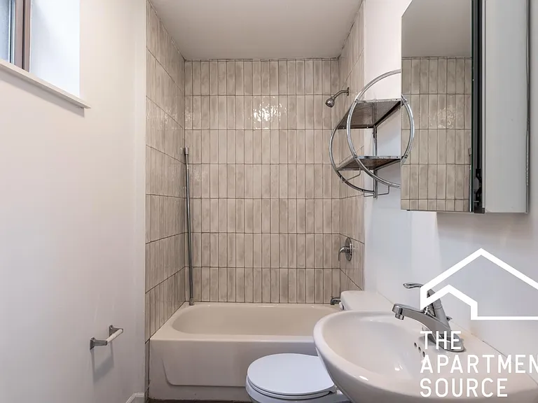 941 W Winona St #111 — Photo 16