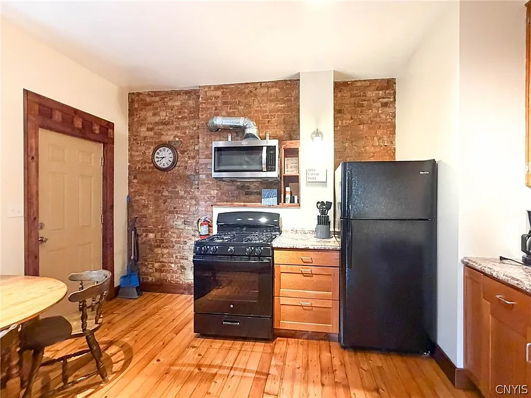 1015 White Pl — Photo 8