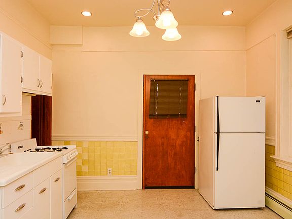 2nd image of 2825 W Shakespeare Ave #1