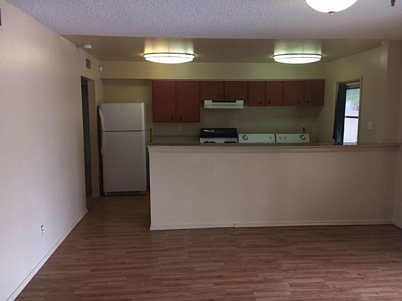 3rd image of 1031 E Broadmor Dr