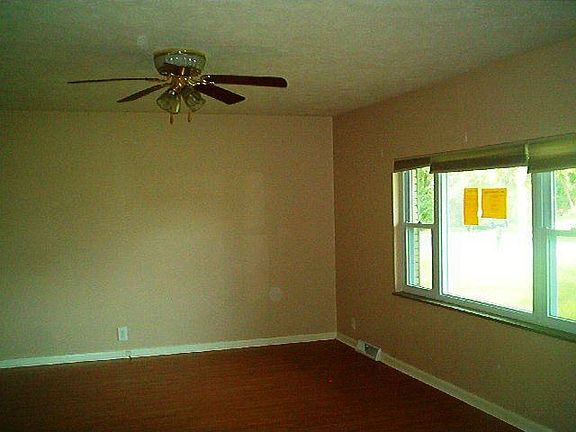 5th image of 300 Meadow Ln