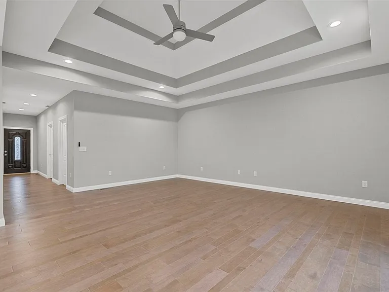 691 Denver Ln — Photo 5