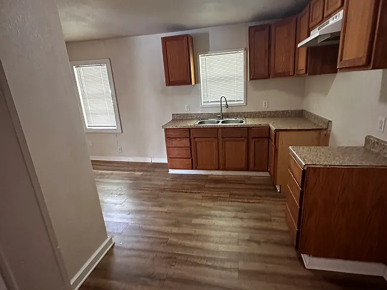 304 Elbert Ln — Photo 4