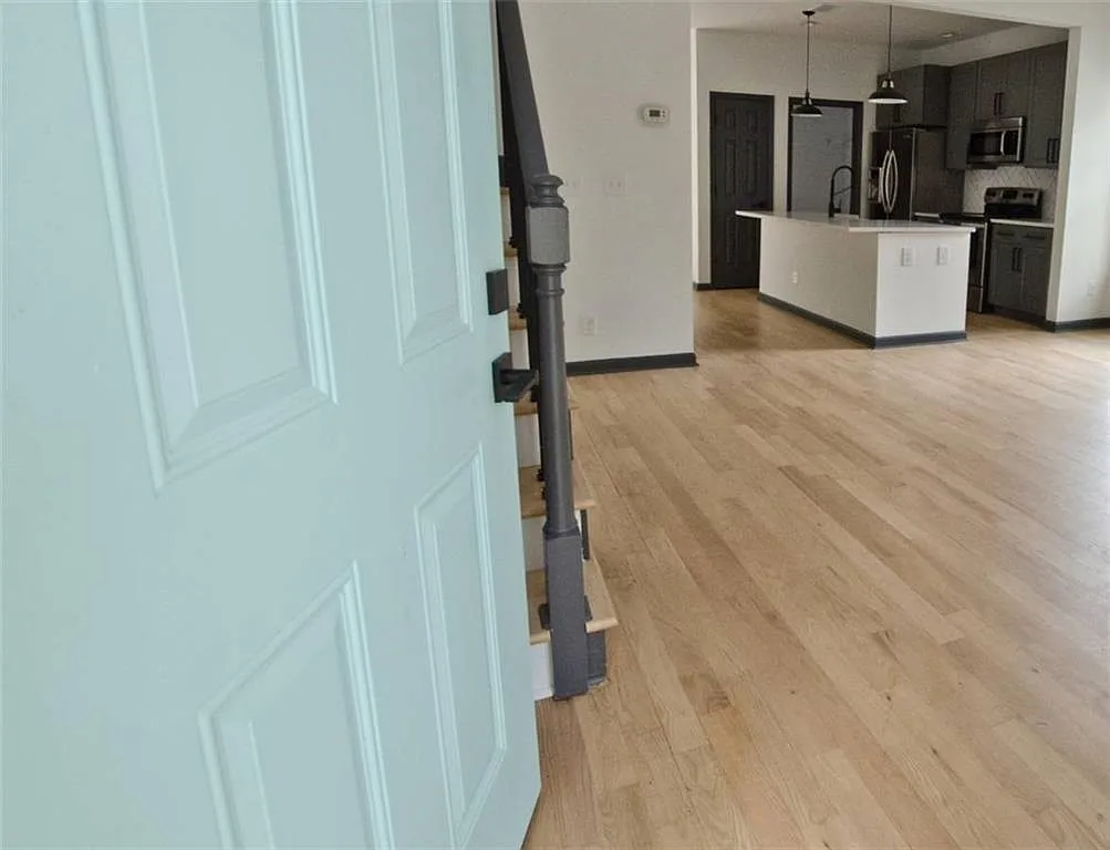 3 bed, 2.5 bath, $3,000 — Photo 2