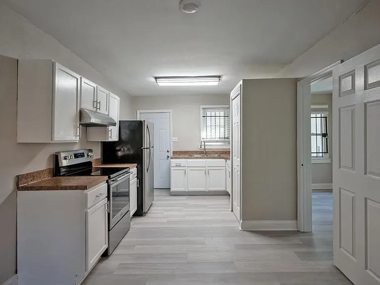2036 W 11th St — Photo 6