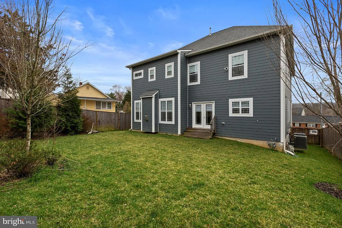6 bed, 6438 sqft, $7,995 — Photo 2