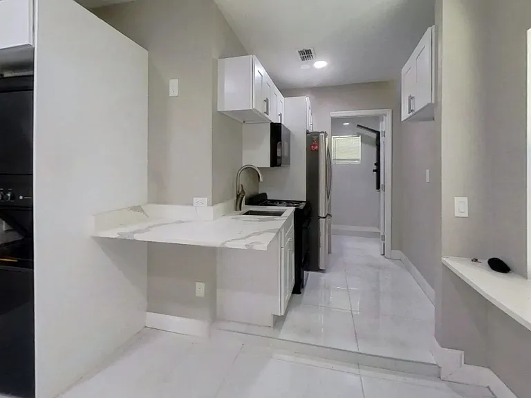 2726 Miami Ter #B — Photo 10