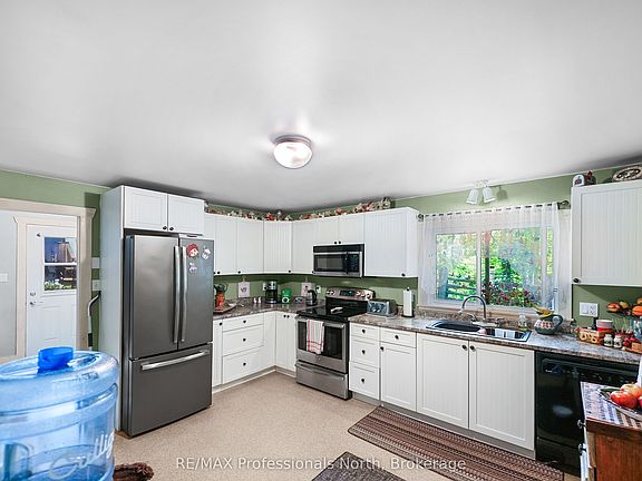 5th image of 203 Burleigh St
