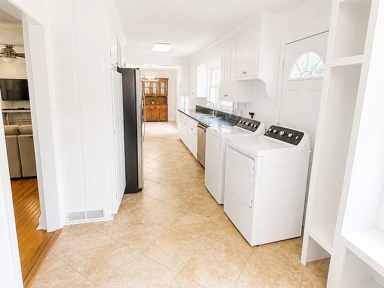 250 Castle Dr — Photo 7