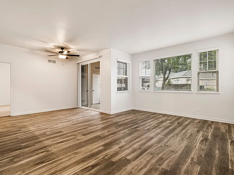 Sterling Oaks Luxury Apartments — Photo 63