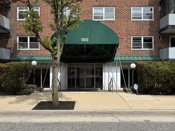 100 Lincoln Ave APT 14A, Mineola, NY 11501