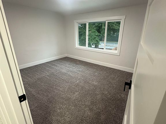 3rd image of 3913 E McLoughlin Blvd #3913