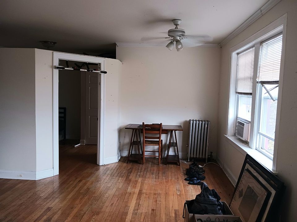LIVING ROOM (blinds have been replaced)