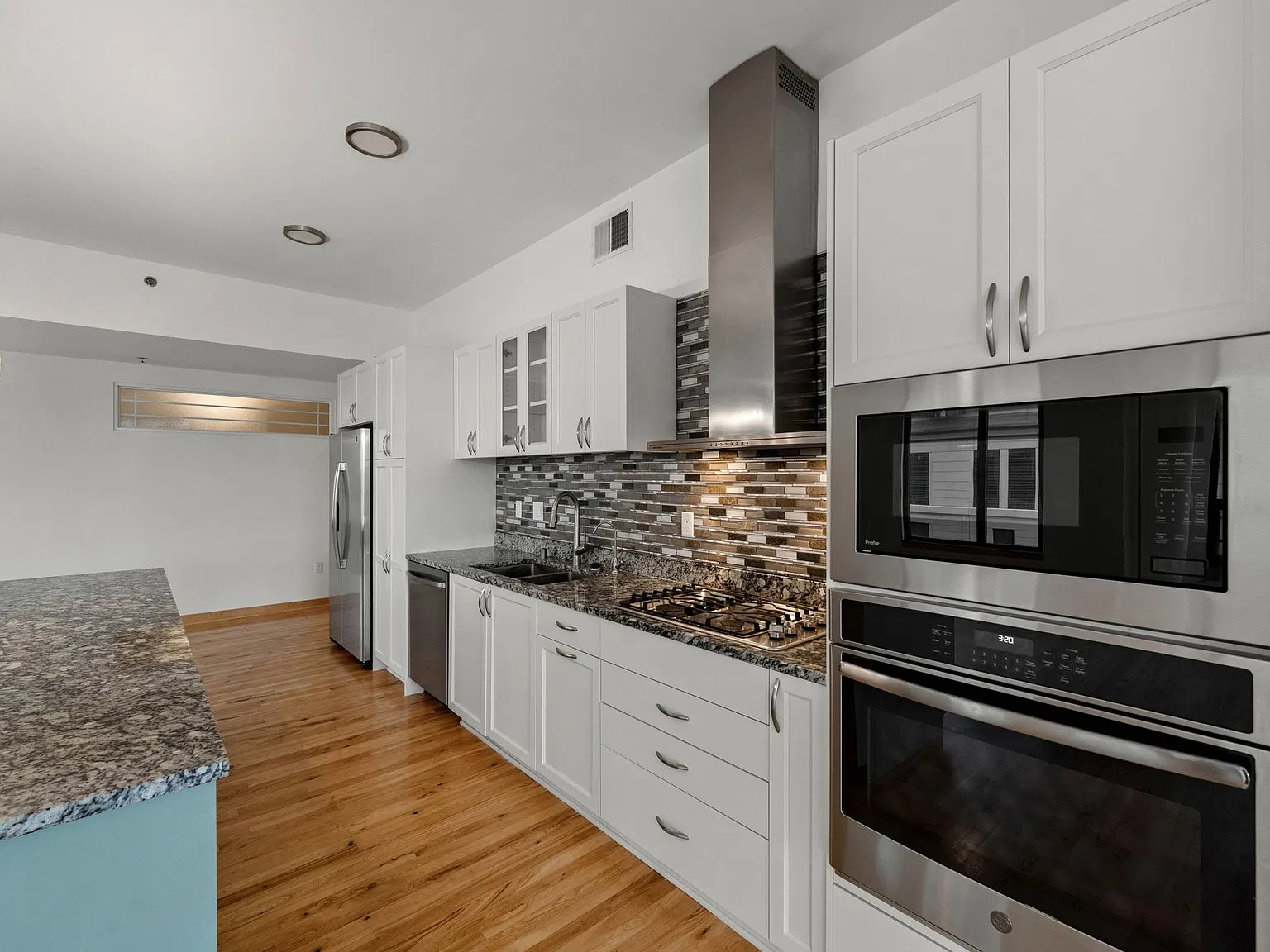 3 bed, 2067 sqft, $4,995 — Photo 2