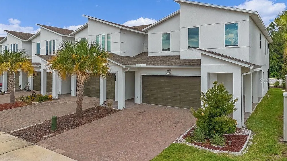 4 bed, 2.5 bath, 1931 sqft, $2,300 — Photo 2