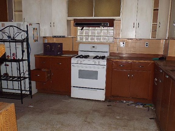 3rd image of 900 Laurel Blvd