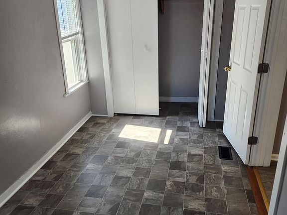 3rd image of 1016 Fulton St W #1