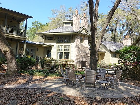 Firepit area behind kitchen
