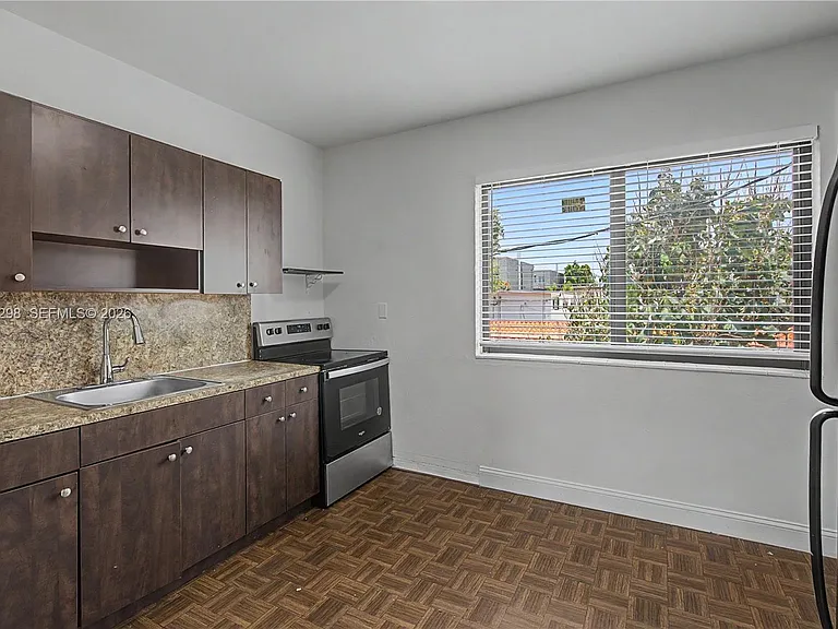 600 SW 9th Ave #19 — Photo 3