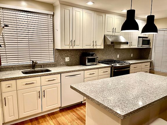 3rd image of 935 E Cardinal Dr