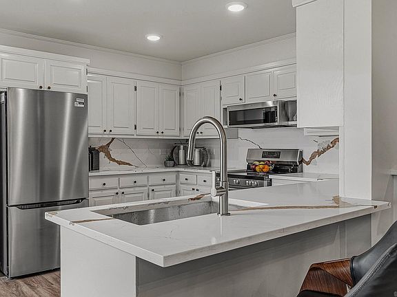5th image of 3700 W Kingshighway