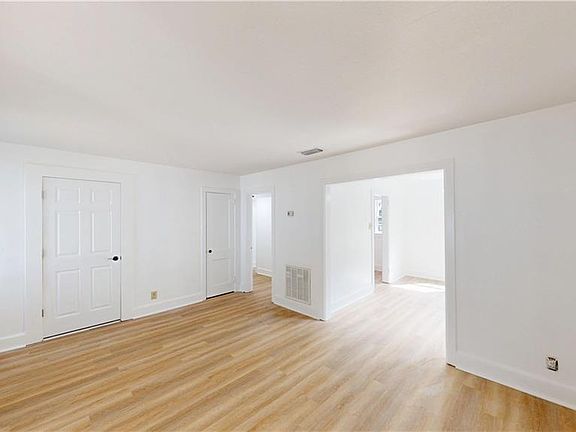 4th image of 606 Shady Oak Dr