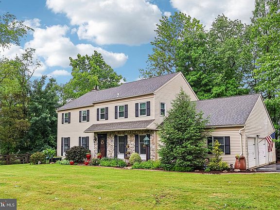 2nd image of 484 Mockingbird Ln