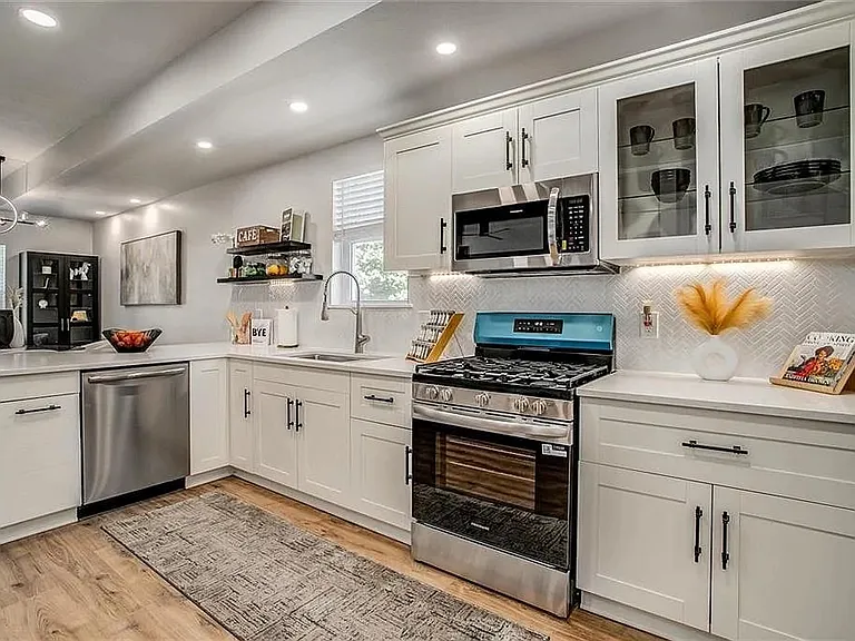 2027 Agnes Ave — Photo 4