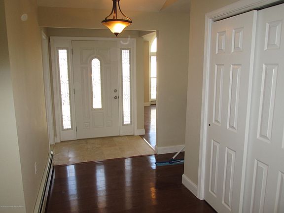 4th image of 18 Thronbury Ct