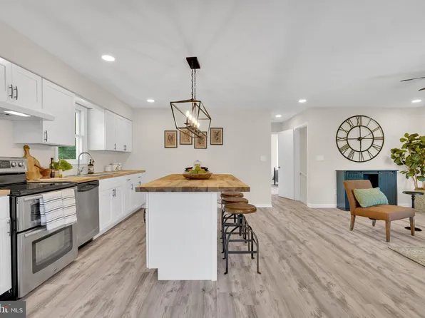 54 Small Apple Ct, Linden, VA 22642