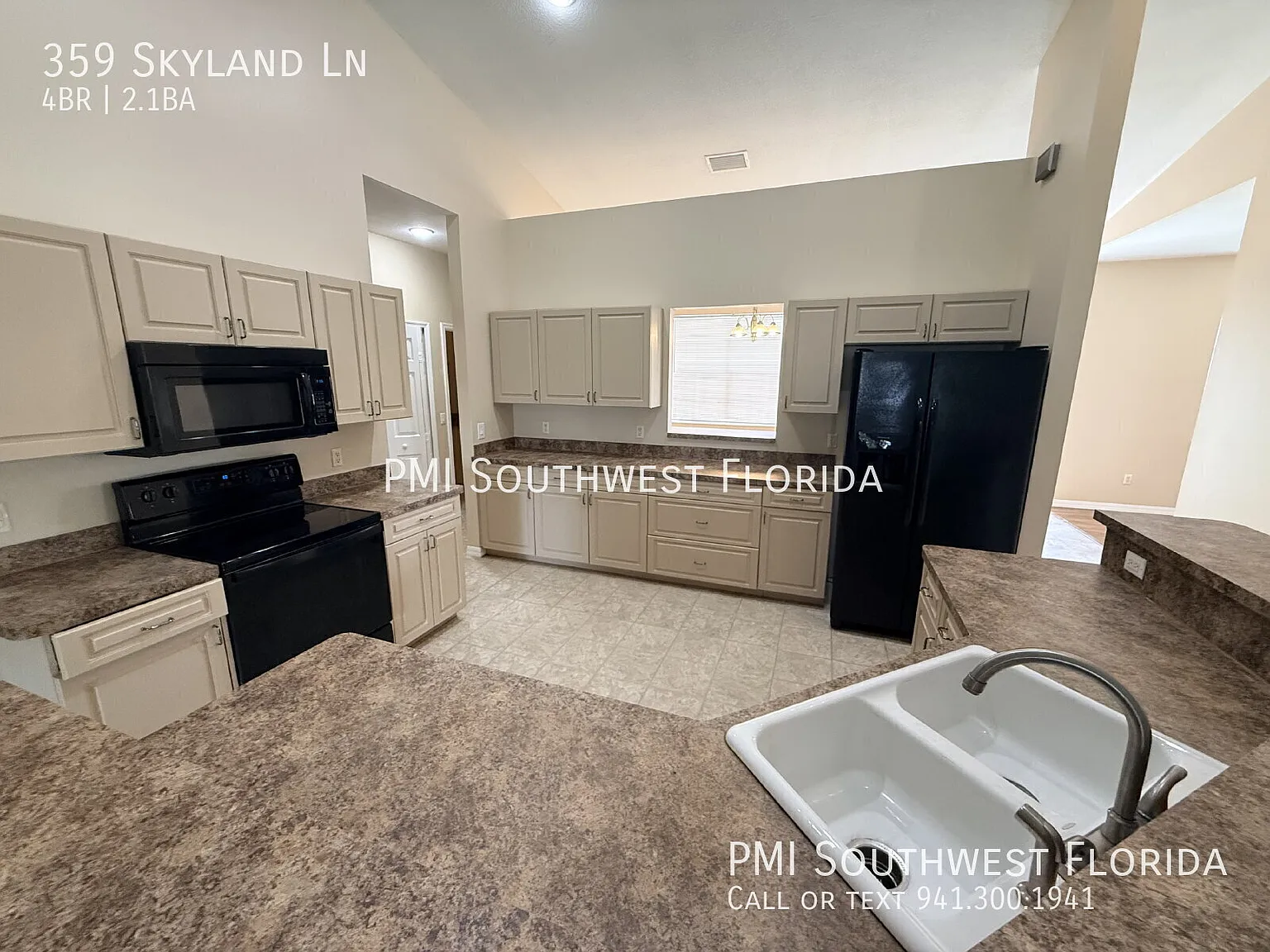 Spacious 4 Bedroom, 2.5 Bath, fenced in Yard, on Port Charlotte and North Port border. — Photo 3