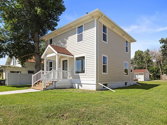 3rd image of 429 7th Ave W