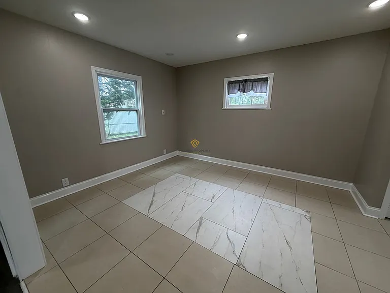 445 W 25th St — Photo 12