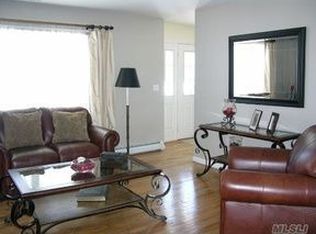 6 Birdie Ct, Wading River, NY 11792