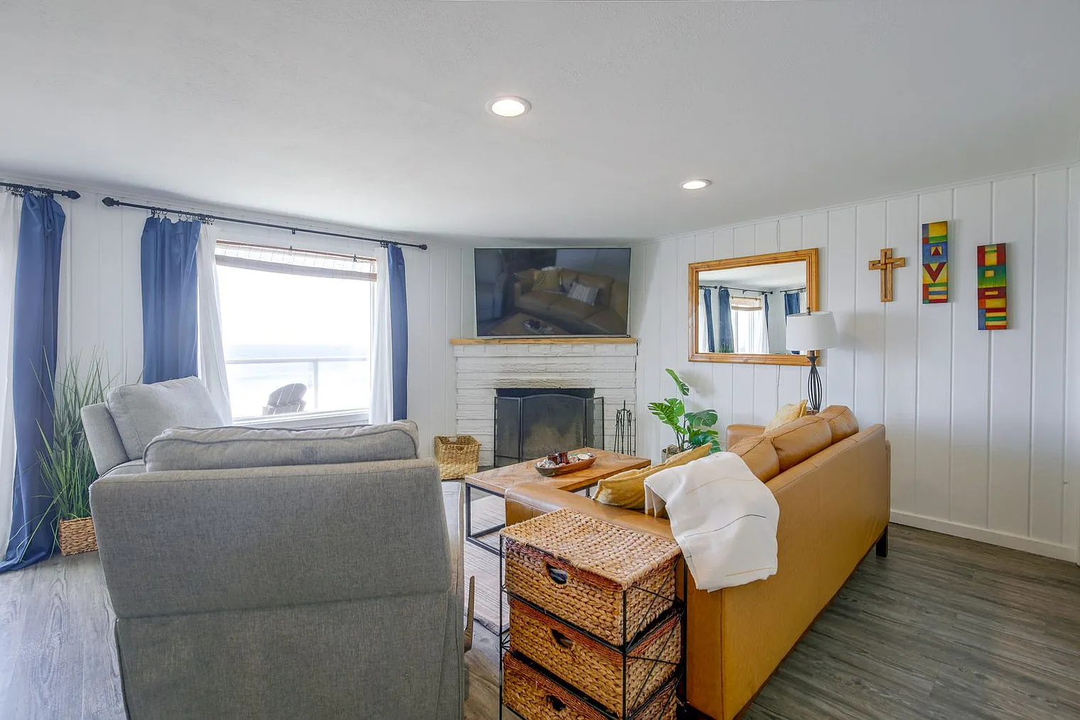 2 bed, 1.0 bath, 1399 sqft, $3,612 — Photo 2