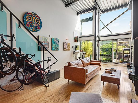 3rd image of 1030 Meares St #206