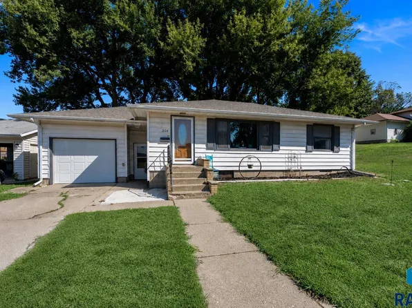 206 E 4th St, Dell Rapids, SD 57022