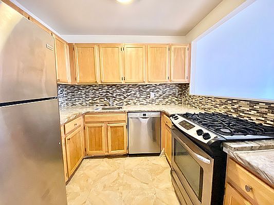 3rd image of 186 W 134th St #A