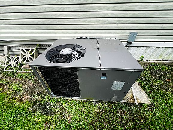 4th image of 16102 Saint Johns Cir