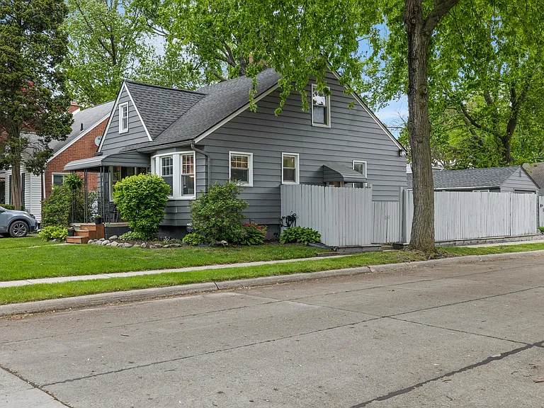 135 S Vermont Ave — Photo 3