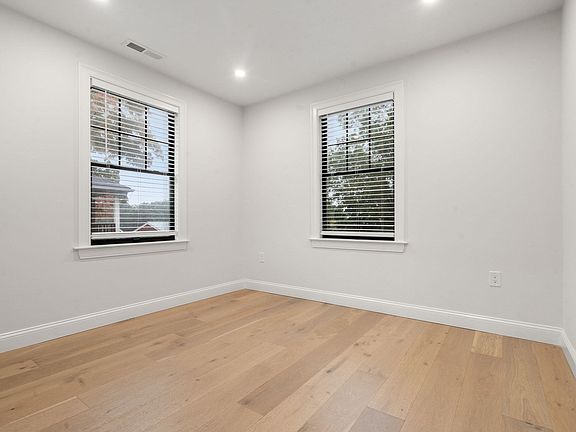 5th image of 32 Perthshire Rd #32