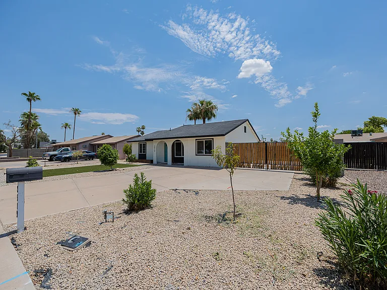 2519 W Vineyard Rd — Photo 3