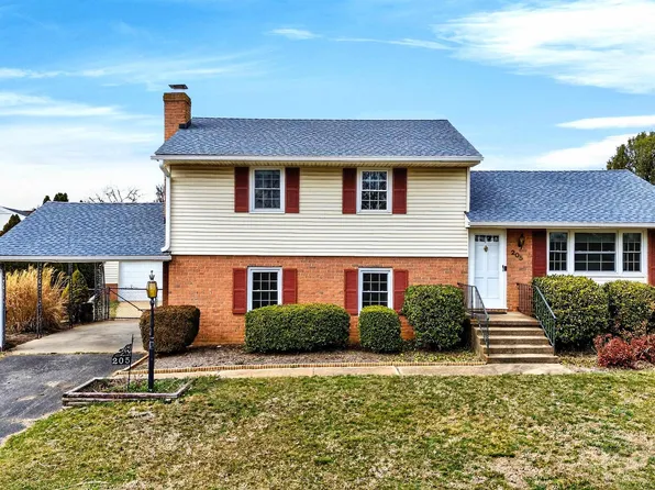 205 Stonewall Dr, Waynesboro, VA 22980