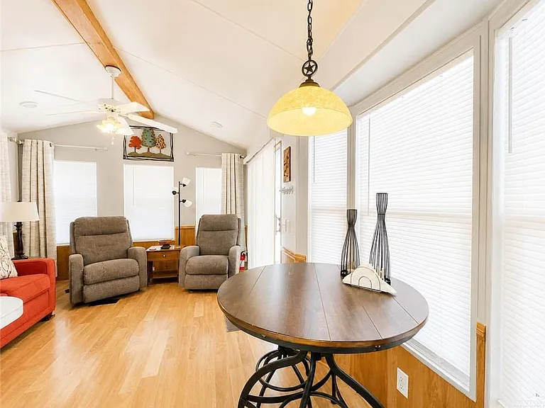 212 London Ave — Photo 8