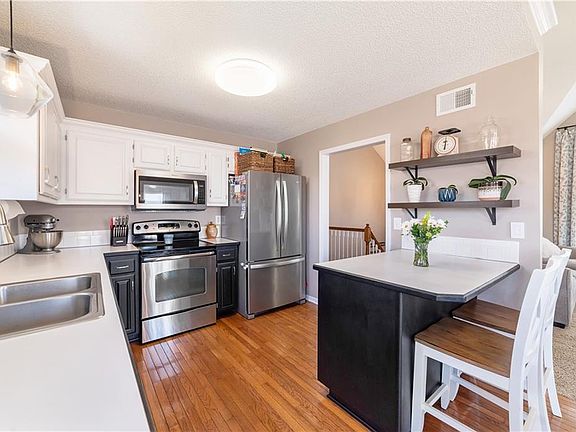 2nd image of 833 Highland Ave