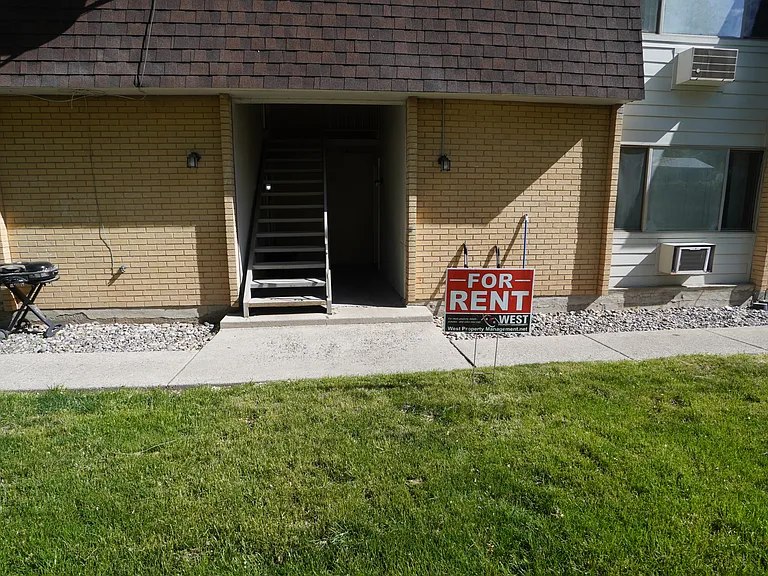 Apartments at 175 Main Street in Farmington — Photo 9
