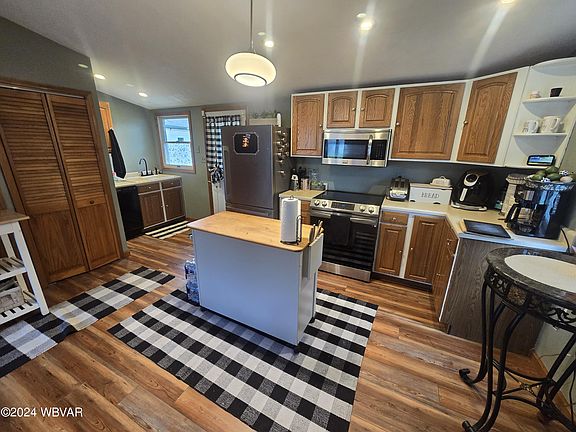 2nd image of 1008 Pearl Blvd