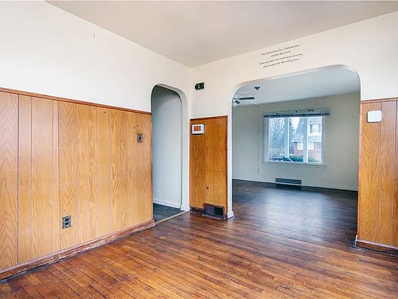 3rd image of 902 E Boston Ave
