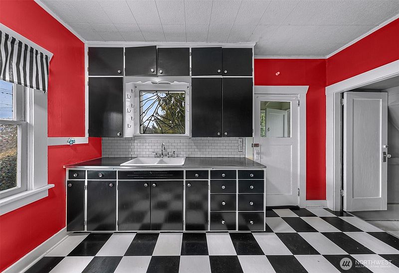 3rd image of 609 Lakeway Drive